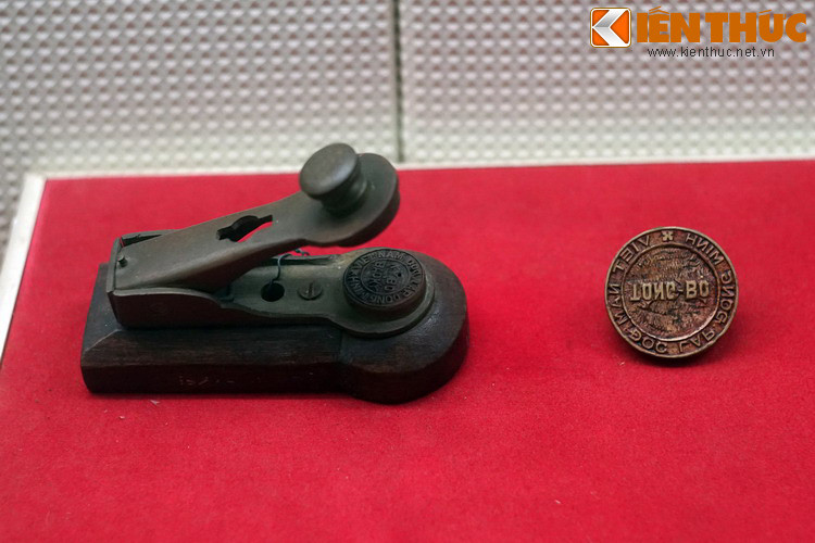 Con dấu của Kỳ bộ Việt Minh Bắc kỳ dùng trong những năm 1941-1945 (trái) và con dấu Tổng bộ Việt Minh dùng trong những năm 1944-1945 (phải). Cuối tháng 9/1944, lãnh tụ Hồ Chí Minh trở về Việt Nam, tiếp tục đẩy mạnh cuộc cách mạng giải phóng dân tộc mà Việt Minh là lá cờ đầu.