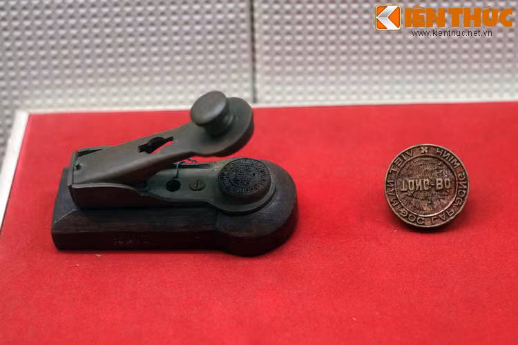 Con dấu của Kỳ bộ Việt Minh Bắc kỳ dùng trong những năm 1941-1945 (trái) và con dấu Tổng bộ Việt Minh dùng trong những năm 1944-1945 (phải). Cuối tháng 9/1944, lãnh tụ Hồ Chí Minh trở về Việt Nam, tiếp tục đẩy mạnh cuộc cách mạng giải phóng dân tộc mà Việt Minh là lá cờ đầu.