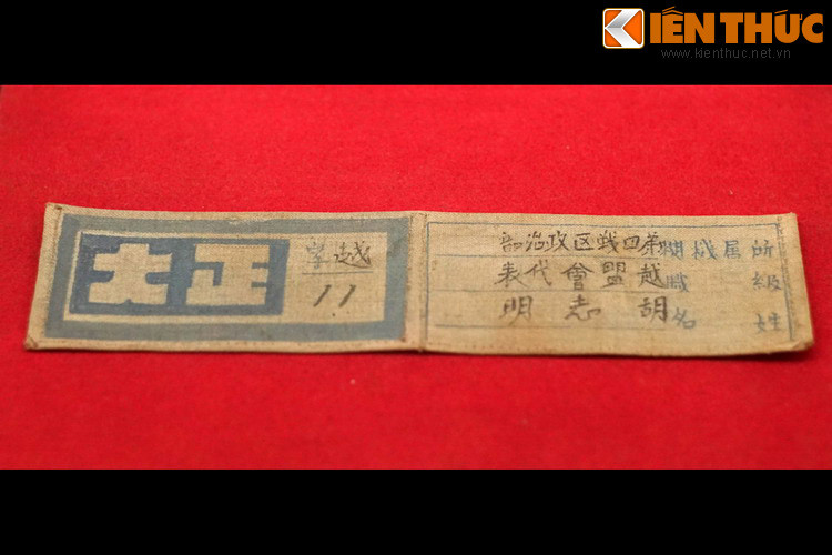 Phù hiệu đại biểu của đồng chí Nguyễn Ái Quốc khi tham dự hội nghị Liễn Châu (Trung Quốc) năm 1942. Ngày 13/8/1942, với tên gọi Hồ Chí Minh, Người sang Trung Quốc tìm kiếm sự ủng hộ cho cách mạng. Người bị chính quyền Tưởng Giới Thạch bắt ngày 29/8/1942, trả tự do tháng 9/1943.