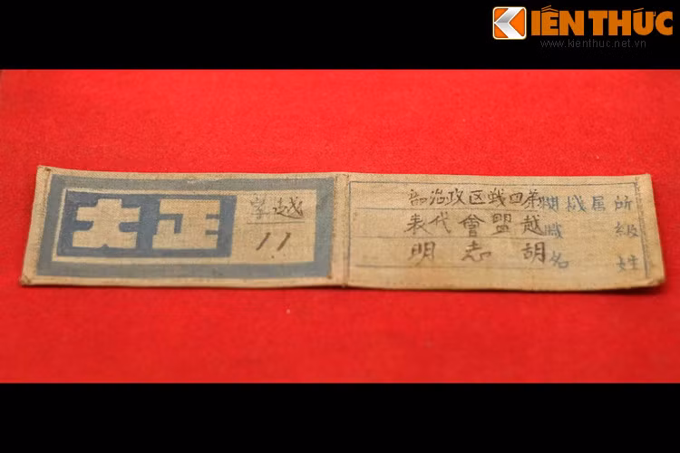 Phù hiệu đại biểu của đồng chí Nguyễn Ái Quốc khi tham dự hội nghị Liễn Châu (Trung Quốc) năm 1942. Ngày 13/8/1942, với tên gọi Hồ Chí Minh, Người sang Trung Quốc tìm kiếm sự ủng hộ cho cách mạng. Người bị chính quyền Tưởng Giới Thạch bắt ngày 29/8/1942, trả tự do tháng 9/1943.