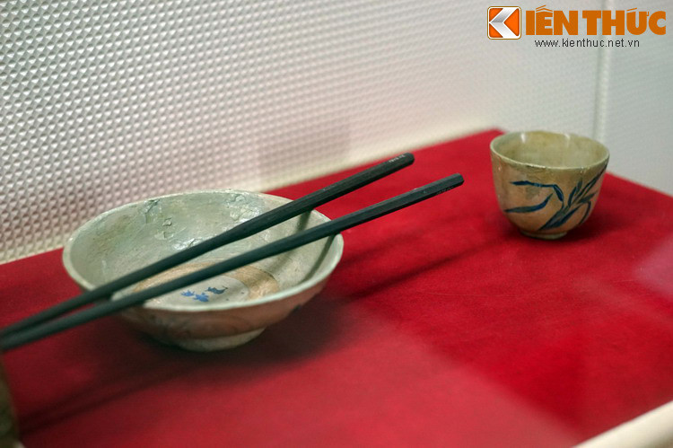 Bát, đũa, chén uống nước, đồng chí Nguyễn Ái Quốc đã dùng trong thời gian ở Pác Bó năm 1941. Từ ngày 10-19/5/1941, Người chủ trì Hội nghị lần thứ 8 (mở rộng) của Trung ương Đảng, thành lập Việt Nam Độc lập Đồng minh (Việt Minh).