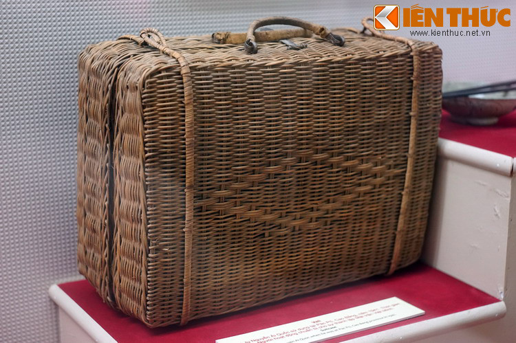 Chiếc vali lãnh tụ Nguyễn Ái Quốc sử dụng tại Pác Bó, Cao Bằng, năm 1941. Ngày 28/1/1941, Người trở về Việt Nam với hành lý là một chiếc vali nhỏ đan bằng mây tre để đựng quần áo và một chiếc máy chữ xách tay.