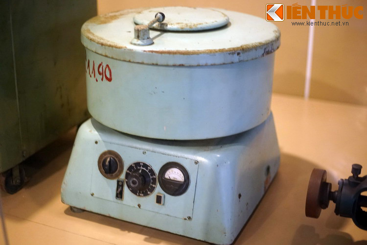 Máy nén khí do xí nghiệp Liên hiệp thiết bị lạnh sản xuất năm 1982, dùng để trữ lạnh thực phẩm, làm lạnh trong chế biến dầu và luyện kim.