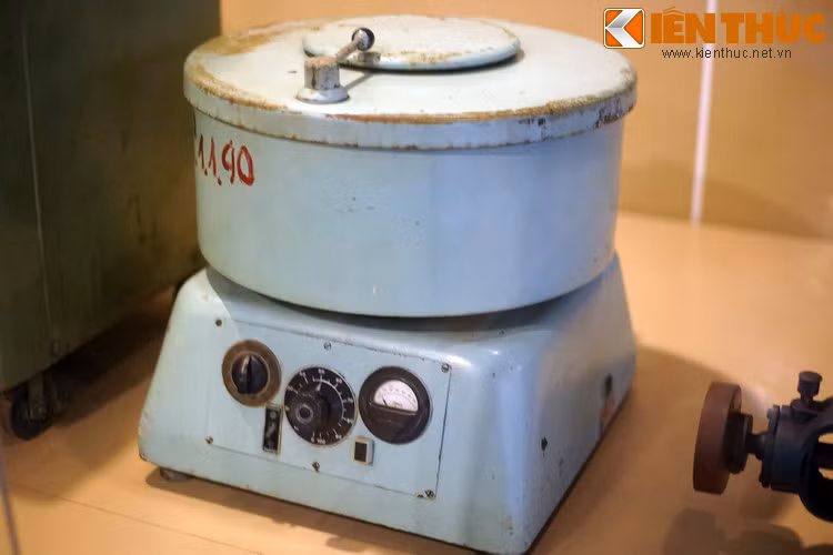 Máy nén khí do xí nghiệp Liên hiệp thiết bị lạnh sản xuất năm 1982, dùng để trữ lạnh thực phẩm, làm lạnh trong chế biến dầu và luyện kim.