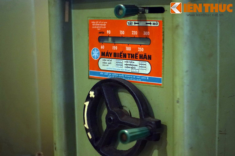 Cận cảnh các bộ phận điều khiển của máy biến thế hàn "Made in Vietnam" thời bao cấp. Trong các ngành công nghiệp nặng, ngành chế tạo máy công cụ có vai trò đặc biệt quan trọng, là cơ sở để thúc đẩy sự phát triển của các ngành kinh tế khác.