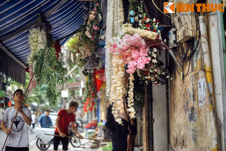 Mặt hàng chủ đạo trên phố Hàng Rươi đương đại là hoa giả. Từ đầu đến cuối phố có cả chục hộ bày bán các loại hoa giả với đủ các kiểu dáng, màu sắc bắt mắt.