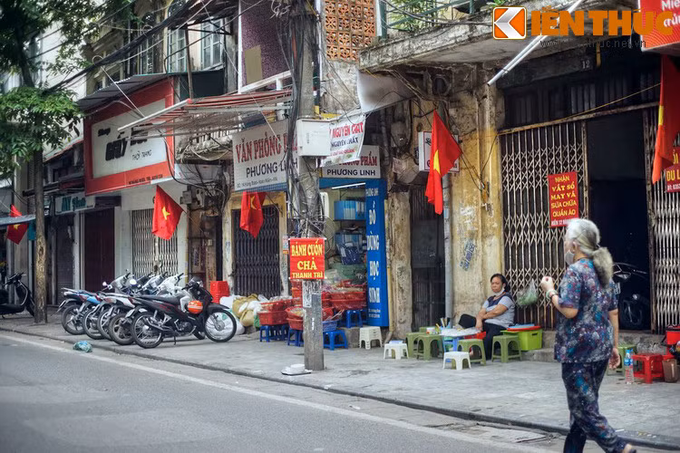 Ngày nay, phố Hàng Rươi không còn là chợ bán rươi nữa. Dù vậy, hình ảnh của con rươi không mất hẳn mà vẫn hiện diện lác đác vào mùa rươi với những gánh rươi bán dạo hay quán chả rươi vỉa hè.