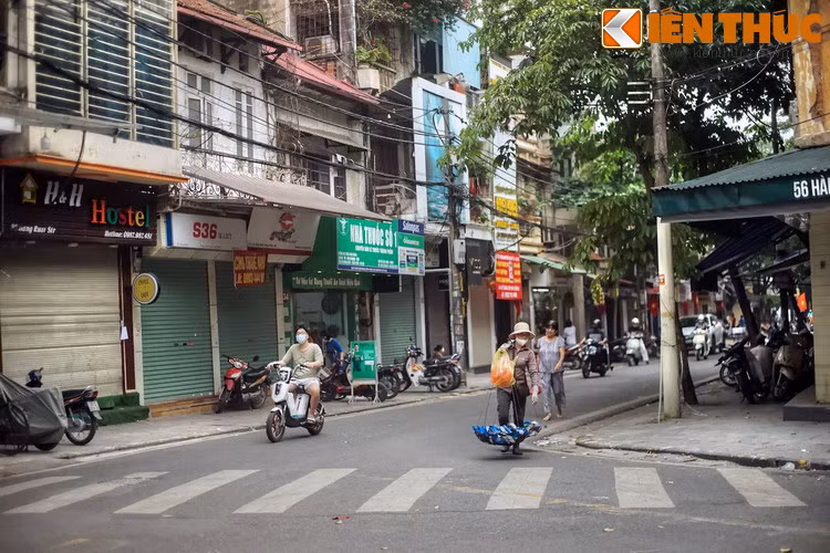 Thời Pháp thuộc, người Pháp gọi phố là rue des Vers Blancs, nghĩa là phố bán “giun trắng”. Năm 1945, phố này chính thức mang tên là phố Hàng Rươi.