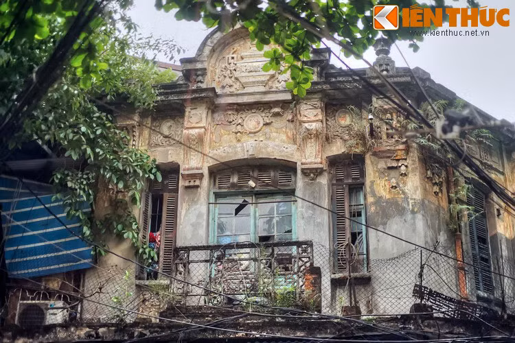 Nhiều ngôi nhà có kiến trúc cổ kính còn được lưu giữ trên phố Hàng Rươi. Trong đó, nhà số 4 có tầng gác từng được dùng làm trụ sở của Thường vụ Trung ương Đảng Cộng Sản Đông Dương vào khoảng giữa năm 1930, khi đồng chí Trần Phú đã làm việc tại đây một thời gian.