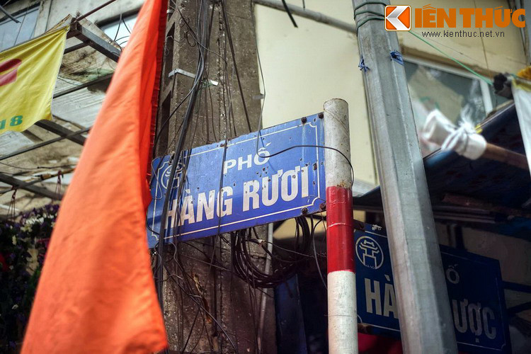 Tên phố Hàng Rươi có nguồn gốc từ loại hàng hóa đặc biệt được bán trên phố thời xưa. Đó là con rươi, một loài động vật thuộc họ giun nhiều tơ, có vẻ ngoài “nhầy nhụa, nhớp nháp” không mấy dễ nhìn nhưng lại là món ăn quý của đất Bắc.