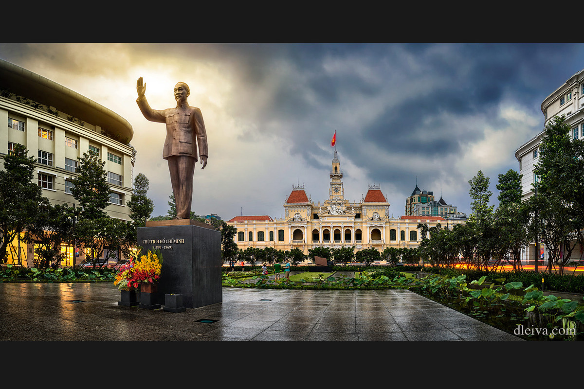 Tượng đài Chủ tịch Hồ Chí Minh và tòa nhà UBND TP HCM - một công trình kiến trúc tiêu biểu của Sài Gòn xưa.