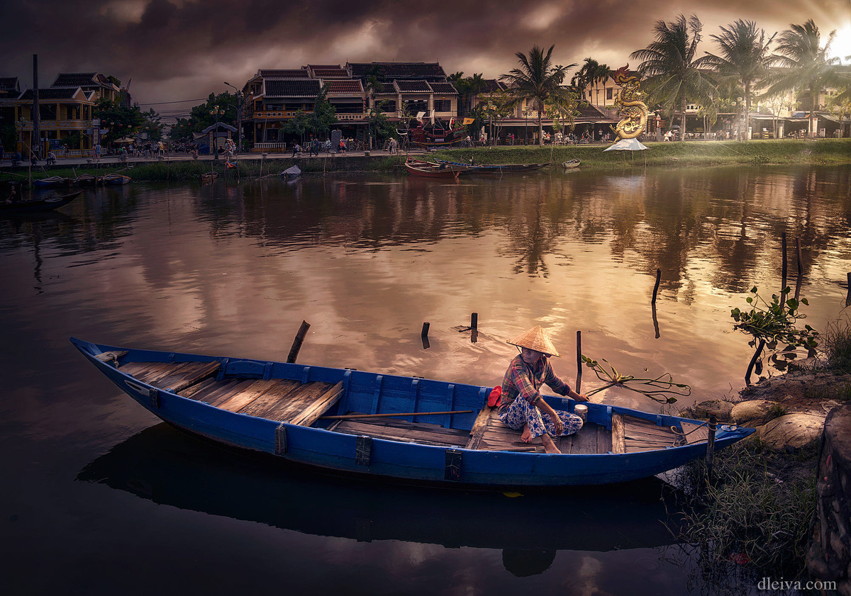 Phổ cổ Hội An soi bóng xuống dòng sông Thu Bồn mộng mơ.