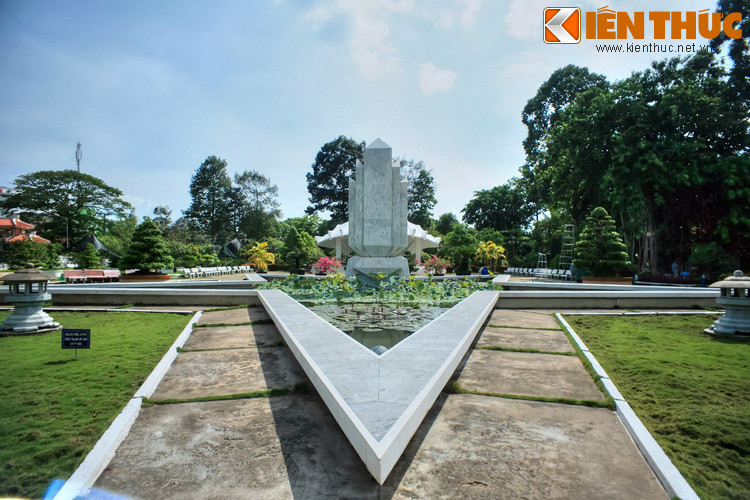 Phía trước mộ là ao sen hình ngôi sao 5 cánh, chính giữa sừng sững một đài sen trắng cách điệu cao gần 7 mét, tượng trưng cho cuộc đời thanh bạch, lương tâm trong sáng của Cụ Phó bảng Nguyễn Sinh Sắc, và cũng là biểu tượng cho mảnh đất Đồng Tháp.