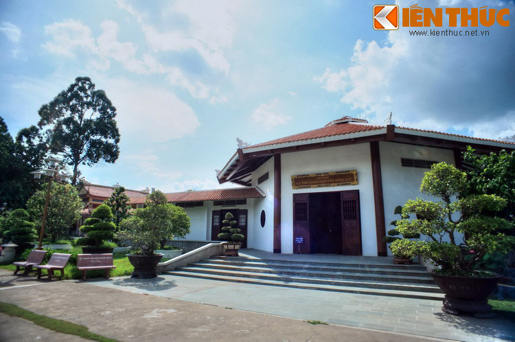 Cách lăng mộ không xa là đền thờ Cụ Phó bảng Nguyễn Sinh Sắc. Công trình có kiến trúc khá giản dị.