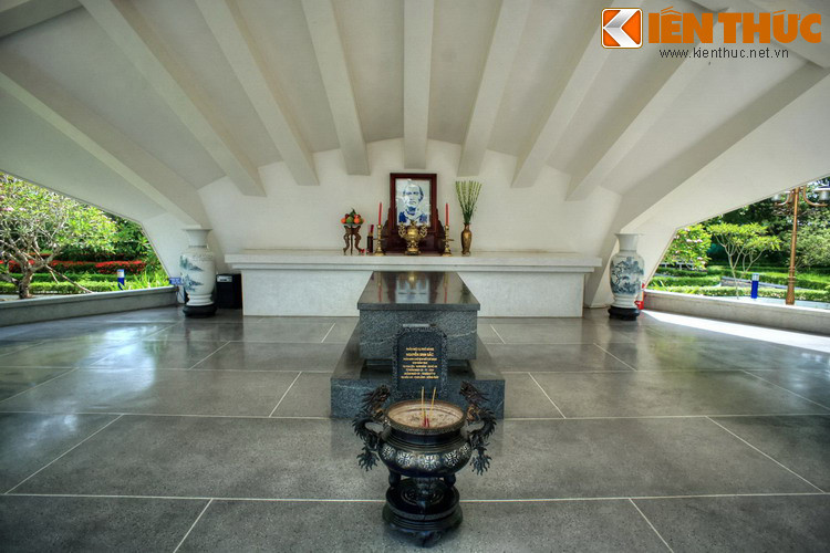 Mộ phần được ốp bằng đá hoa cương sẫm màu, giản dị và trang nghiêm. Trước mộ có bia đá và một lư hương bằng đá Ngũ Hành Sơn.