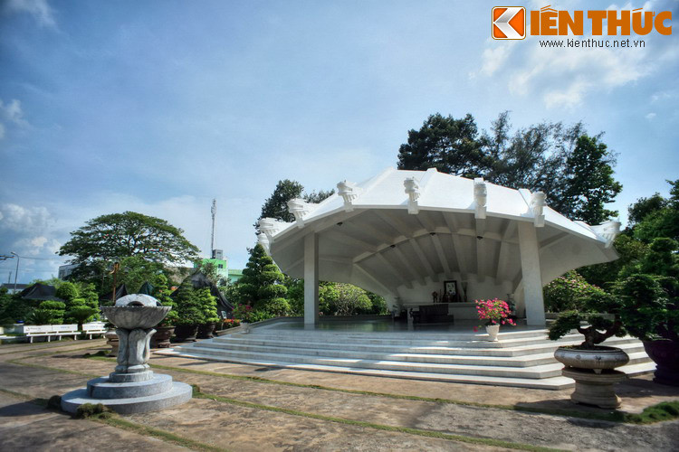 Khu mộ của cụ Phó bảng được tôn tạo vào đầu thập niên 1990, có kiến trúc độc đáo với những hàm ý sâu xa trong từng đường nét. Mộ quay về hướng Đông, có mái hình cánh sen cách điệu giống hình dáng bàn tay xòe úp xuống.