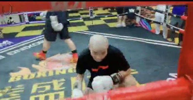 “De tu” Ly Tieu Long dam chap “10 vo su Vinh Xuan”, bi an don nho doi