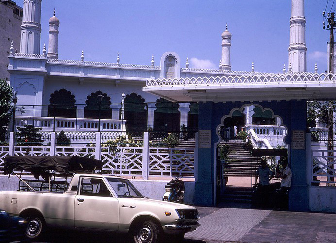 Cổng thánh đường Jamia Al-Musulman bên đường Thái Lập Thành, 1971. Ảnh: Douglas Elgin.