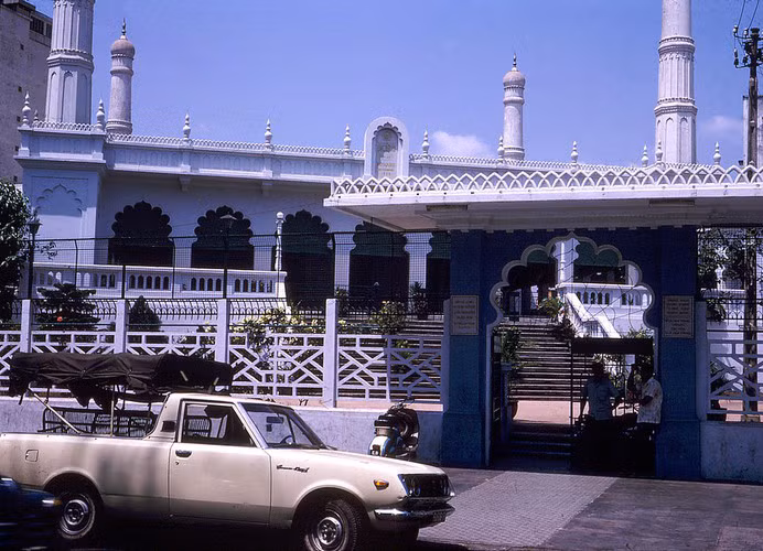 Cổng thánh đường Jamia Al-Musulman bên đường Thái Lập Thành, 1971. Ảnh: Douglas Elgin.