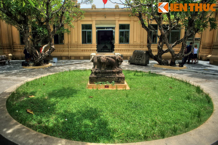 Bảo tàng Chàm được Trường Viễn Đông Bác cổ cho khởi xây năm 1915-1916 đến năm 1919 thì khánh thành với 160 hiện vật. Bộ sưu tập này do nhà khảo cổ Henri Parmentier thu thập từ thế kỷ 19 và được bổ túc thêm bằng những phát hiện sau đó.