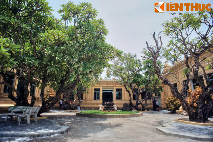 Nằm cạnh cầu Rồng trứ danh của thành phố Đà Nẵng, Bảo tàng Nghệ thuật điêu khắc Chăm Đà Nẵng chính là bảo tàng có lịch sử lâu đời nhất Việt Nam.