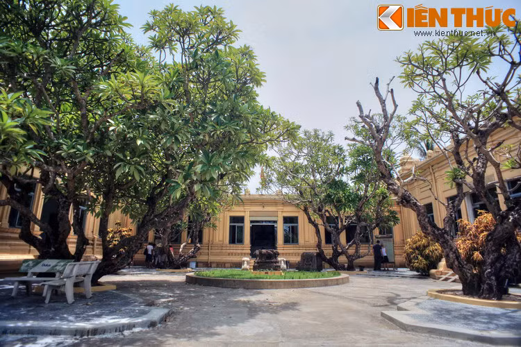 Nằm cạnh cầu Rồng trứ danh của thành phố Đà Nẵng, Bảo tàng Nghệ thuật điêu khắc Chăm Đà Nẵng chính là bảo tàng có lịch sử lâu đời nhất Việt Nam.