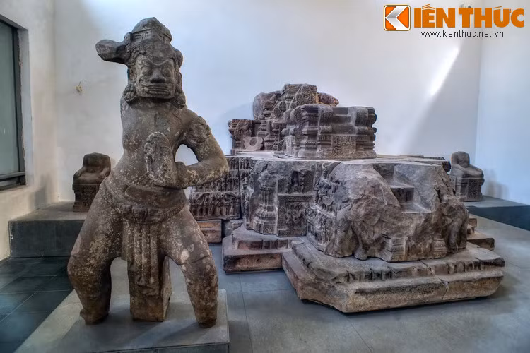 Sau đó, Bảo tàng được mở rộng và tái khánh thành năm 1936 với tên gọi mới là Bảo tàng Henri Parmentier, để vinh danh người sáng lập. Diện tích mới của Bảo tàng được dùng để thu nhận thêm bộ sưu tập cổ vật khai quật ở Trà Kiệu và Tháp Mẫm ở Bình Định.