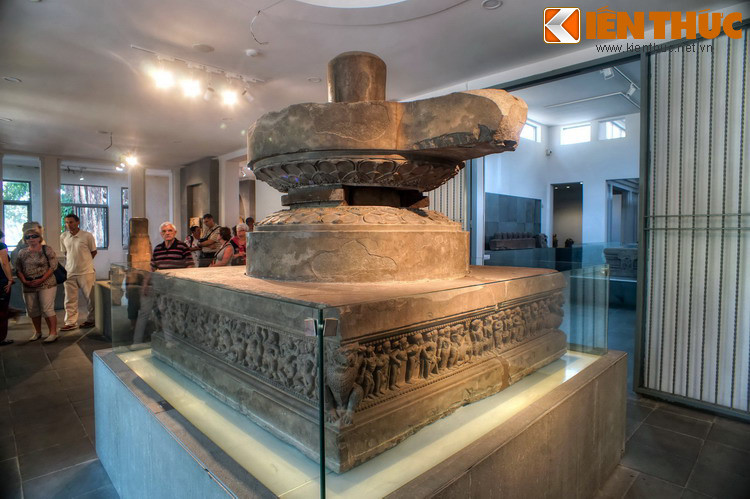 Là bảo tàng trưng bày hiện vật Chăm quy mô nhất ở Việt Nam, nơi đây lưu giữ nhiều hiện vật quy mô lớn, tạc tác đặc biệt tinh xảo, trong đó có những hiện vật được công nhận là Bảo vât quốc gia như tượng Bồ tát Tara, đài thờ Mỹ Sơn E1, đài thờ Trà Kiệu, đài thờ Đồng Dương...