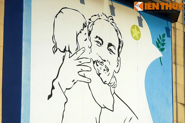 Họa sĩ chia sẻ: “Hình ảnh chim bồ câu ngậm cành ô liu là tượng trưng cho hòa bình. Còn ngôi sao ở mắt của con chim là biểu tượng cho người lính. Hình ảnh Bác Hồ bế thiếu nhi là biểu tượng cho sự kế thừa hòa bình của đất nước. Hy vọng đất nước phồn vinh được Bác trao lại cho thế hệ trẻ...”.