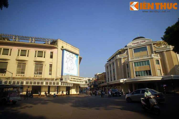 Ở ngã tư Tràng Tiền - Đinh Tiên Hoàng, một trong những góc phố đẹp nhất bên bờ hồ Hoàn Kiếm của Hà Nội, có một bức tranh đã in dấu trong tâm trí người dân thủ đô suốt nhiều thập niên qua.