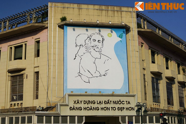 Bức tranh được tạo hình giản dị và cô đọng, thể hiện hình ảnh Bác Hồ bế một bé gái trên nền là chim bồ câu trắng ngậm cành ô liu và bầu trời xanh ngắt. Đây là tác phẩm của họa sĩ Trần Từ Thành, Nguyên là Phó hiệu trưởng của trường ĐH Mỹ thuật công nghiệp.