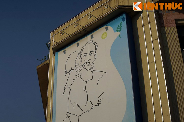 Nguồn cảm hứng thứ hai là một bức ảnh nổi tiếng, chụp lại cảnh Bác Hồ cười rạng rỡ, trìu mến bế một em bé trong lần Người đến thăm một trại nhi đồng ở chiến khu Việt Bắc năm 1950.