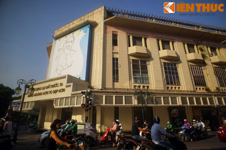 Năm 1979, tròn 10 năm sau ngày Bác Hồ về cõi vĩnh hằng, Sở Văn hóa - Thông tin Hà Nội đã phóng to bức tranh để treo giữa mặt tiền tầng hai của nhà Thông tin Thành phố ở đầu phố Tràng Tiền. Và hơn 40 năm qua, bức tranh vẫn ở nguyên vị trí này.