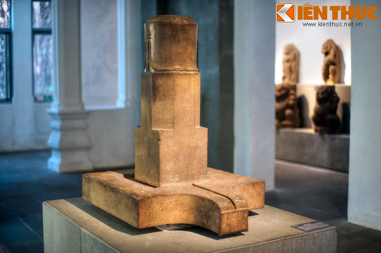 Thông thường Linga và Yoni kết hợp với nhau tạo thành một chỉnh thể gọi chung là Linga-Yoni, với mỗi bệ Yoni được đặt một Linga phía trên. Nhưng trong điêu khắc Chăm cũng có trường hợp một Yoni đặt nhiều Linga, và đặc biệt hơn nữa là Linga được thay bằng hình người (hay thần). Ảnh: Một bộ Linga - Yoni ở BT Điêu khắc Chăm Đà Nẵng.