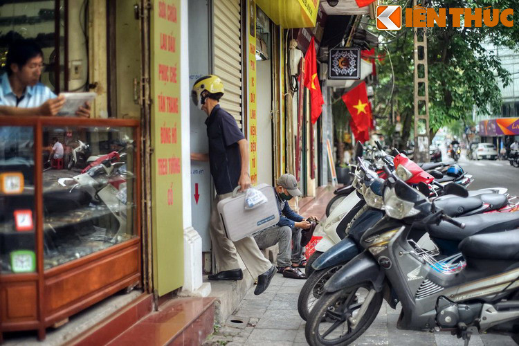 Ông Dư cũng là một trong những người tham gia lắp đặt, kiểm tra kỹ thuật của chiếc đồng hồ treo trên tòa nhà Bưu điện Hà Nội. Sau 30 năm gắn bó với phố Hàng Phèn, cửa hàng của ông đã chuyển về phố Lý Nam Đế, hiện được người con trai nối nghiệp...