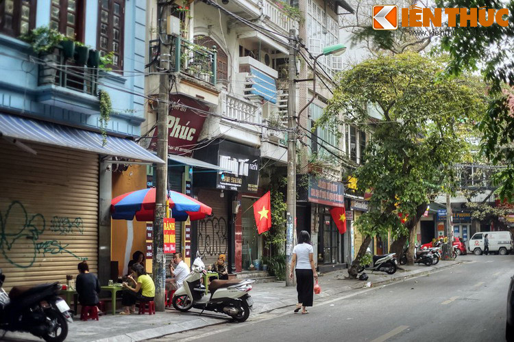 Vào những thế kỷ trước, khi người Việt còn dùng nước sông, hồ, giếng..., nhu cầu sử dụng phèn để xử lý nước là rất lớn. Do đó đã hình thành phố Hàng Phèn, khu phố chuyên bán phèn để phục vụ nhu cầu của toàn bộ dân Hà Nội và một số địa phương lân cận.