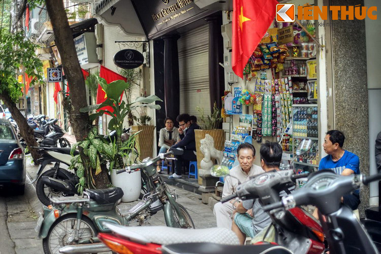 Ngoài phèn, phố Hàng Phèn thời xưa còn bán cả các loại giấy gói hàng (giấy moi, giấy bổi, giấy phèn…) và các mặt hàng tạp hóa.