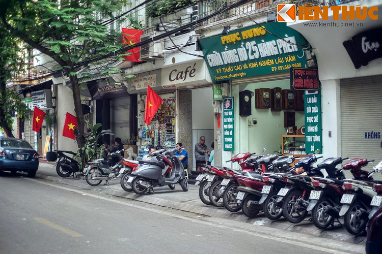 Nhà số 29 Hàng Phèn từng là một cửa hàng sửa chữa đồng hồ nổi tiếng khắp miền Bắc. Chủ nhân cửa hàng là ông Đào Văn Dư, thợ sửa đồng hồ duy nhất của Việt Nam có 7 bằng chứng nhận tay nghề của các hãng đồng hồ nổi tiếng thế giới như Rado, Omega, Longines.