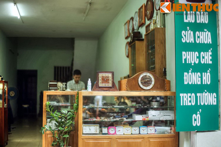 Phố Hàng Phèn ngày nay không còn bán phèn mà được biết đến như một khu phố có nhiều cửa hàng sửa chữa, bảo dưỡng, phục chế đồng hồ cơ khí.