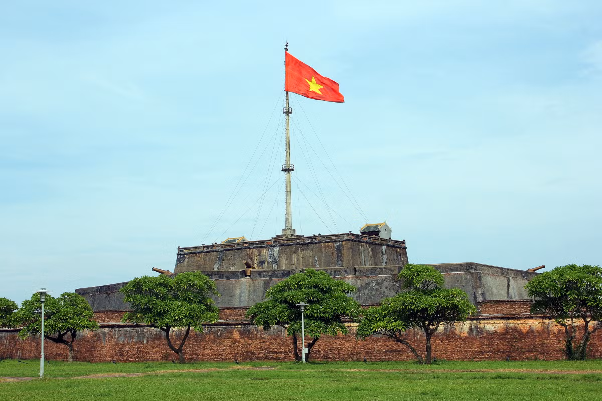 Quốc kỳ Việt Nam tung bay kiêu hãnh trên Kỳ đài Huế. Ảnh: Aitor Caminero / 500px.com.