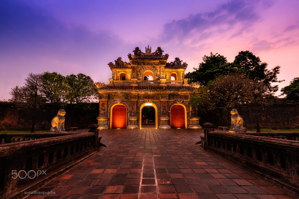 Cổng Hiển Nhơn của Hoàng thành Huế trong buổi chiều tà. Ảnh: Ravi Putcha / 500px.com.