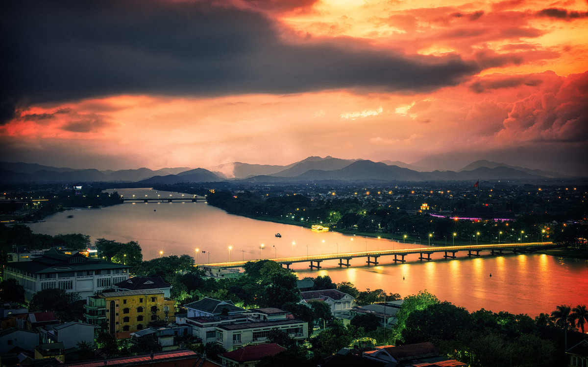 Cảnh hoàng hôn huyền ảo trên sông Hương, dòng sông biểu tượng của Cố đô Huế. Ảnh: David Duffy / 500px.com.