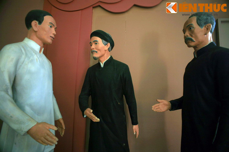 Sau khi thi đỗ, cụ Phó bảng làm quan, đảm nhiệm nhiều vị trí khác nhau. Năm 1910, cụ bị triều đình phạt tội và sa thải vì bênh vực dân đen. Ngày 26/2/1911, cụ đi tàu từ Đà Nẵng vào Sài Gòn để giới thiệu con trai là Nguyễn Tất Thành với người bạn, nhà yêu nước Phan Chu Trinh.