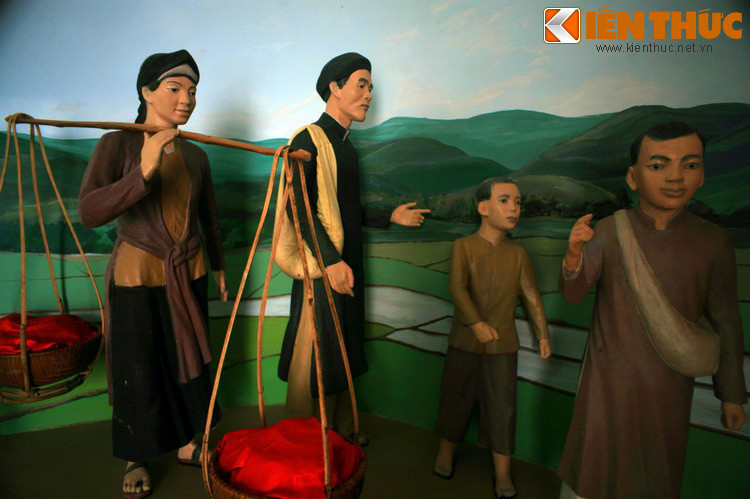 Cuối năm 1895, cụ Nguyễn Sinh Sắc vào Huế cùng gia đỉnh để theo đuổi sự nghiệp học vấn. Ngày đi đêm nghỉ, cụ Sắc thường dừng lại ở những nơi cảnh đẹp, di tích lịch sử và giảng cho con nghe về đất nước, công lao tổ tiên. Sau nhiều năm đèn sách, cụ đỗ Phó bảng khoa thi 1901 ở Huế.