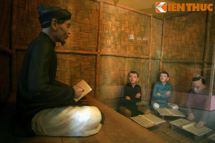 Cậu bé Nguyễn Sinh Sắc cùng bạn học tại lớp học của nhà nho yêu nước Vương Thúc Mậu. Cụ Vương Thúc Mậu bị thực dân Pháp sát hại trong cuộc khởi nghĩa năm 1885.