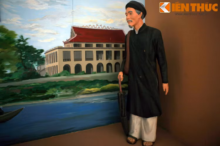 Ngày 5/6/1911, Nguyễn Tất Thành ra đi tìm đường cứu nước, từ đó cụ Phó bảng mất liên lạc với con trai. Nhiều năm sau đó, cụ nhận được tin Nguyễn Tất Thành đã trở thành nhà cách mạng với cái tên Nguyễn Ái Quốc. Cụ thăm lại bến sông Sài Gòn, nơi ly biệt năm nào...
