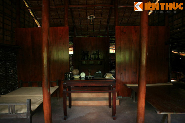 Mô hình phục dựng (tỉ lệ 1/1) ngôi nhà của ông Lê Văn Giáo (Năm Giáo), nơi cụ Phó bảng Nguyễn Sinh Sắc sống, làm việc từ năm 1927-1929 và qua đời vào rạng sáng ngày 27/11/1929 ở làng Hòa An.