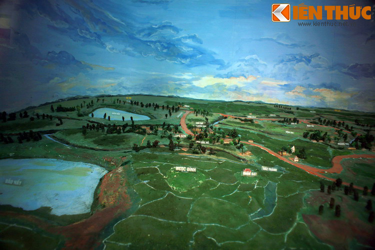 Khung cảnh xã Kim Liên, quê hương cụ Phó bảng Nguyễn Sinh Sắc với làng Sen ở trung tâm. Thân phụ của Chủ tịch Hồ Chí Minh cất tiếng khóc chào đời tại miền quê này năm 1862.