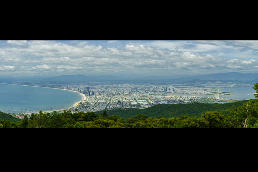“Ôm trọn” Đà Nẵng từ núi Sơn Trà. Ảnh: Kasper Birkenfeldt / 500px.com.