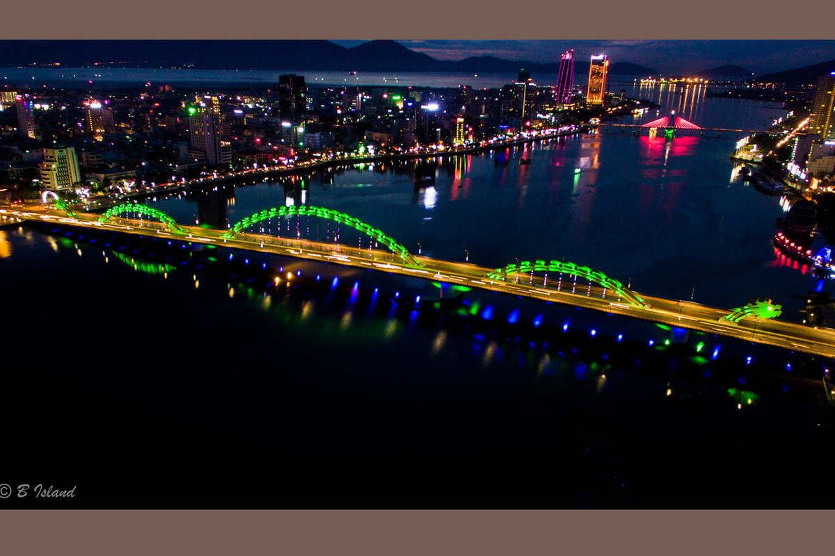 Sông Hàn buổi đêm nhìn từ trên cau đẹp lung linh với ánh sáng từ các cây cầu. Ảnh: Manolin Santiago / 500px.com.